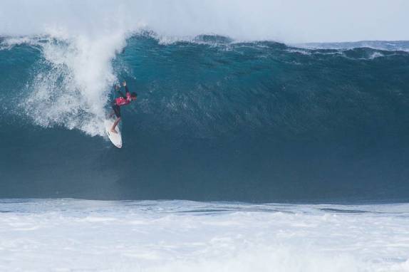 Pupo dsce onda na praia de Pipeline, na North Shore de Oahu, no Havaí - foto de Laura Schunemann